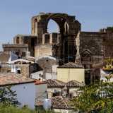 La chiamano la �diruta�, perch� da due secoli giace in rovina nel centro di Grottole, piccola cittadina lucana a sud ovest di Matera. Lei � la chiesa dei Santi Luca e Giuliano: imponente tempio cinquecentesco che, nonostante il suo abbandono, mantiene un innegabile fascino